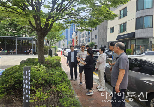 수원특례시의회 홍종철 의원, 고래등어린이공원을 찾아 물놀이 시설을 점검하고 있다