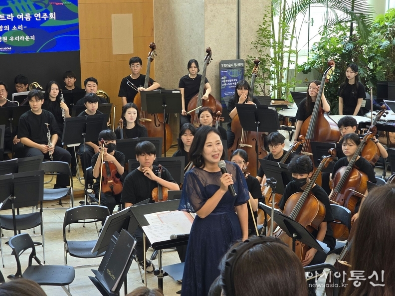서울특별시의회 교육위원회 이새날 의원(국민의힘, 강남1)은 신촌세브란스병원 우리라운지에서 열린 ‘2025 서울학생필하모닉오케스트라 여름연주회’에서 피아노 연주를 선보였다.