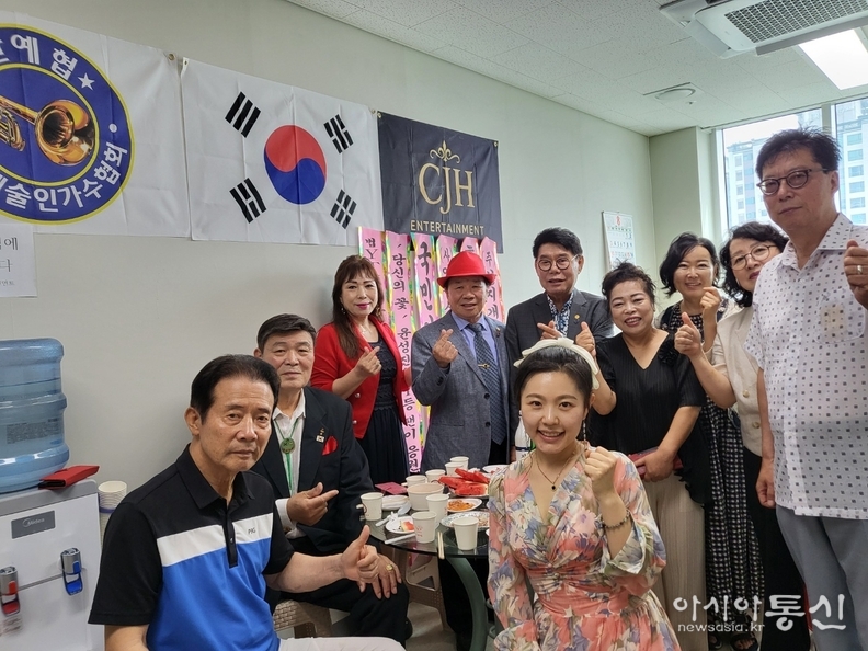한국예술인 협회 , CJH 기획사 예술인과 가수들이 오픈식에 함께 하고 있다 