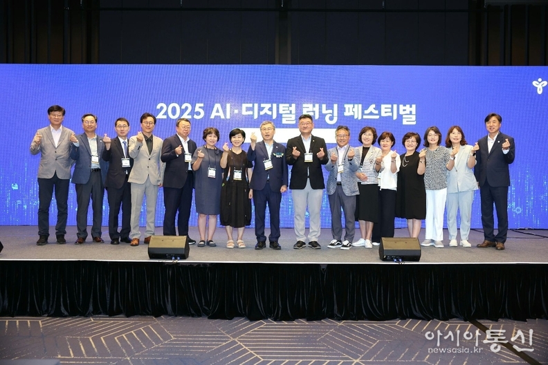 기념촬영하는 박상혁 교육위원장