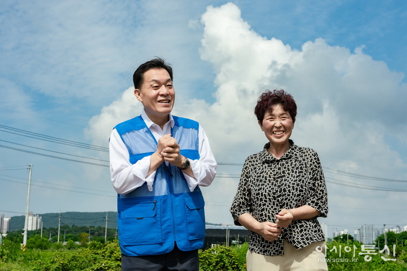 지난 7일 수원시 입북동에서 열린 현장시장실에서 이재준 수원시장이 주민과 함께 환하게 웃고 있다.