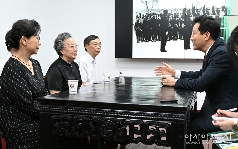  오세훈 서울시장이 2024.7.28일(현지시간) 중국 충칭시에 위치한 대한민국 임시정부청사에서 독립유공자 후손들과의 간담회를 진행하고 있다.