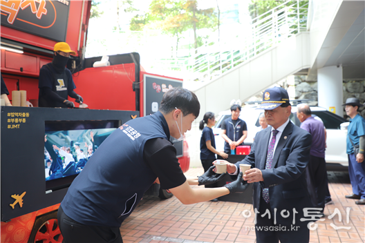 ‘같이 밥먹차’ 봉사자가 보훈가족에게 간식을 전달하는 모습