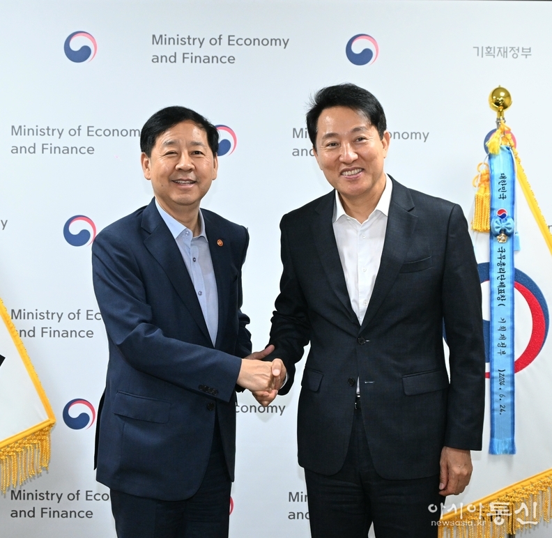 오세훈 서울시장이 14일(목) 오전 구윤철 경제부총리와 인사를 나누고 있다