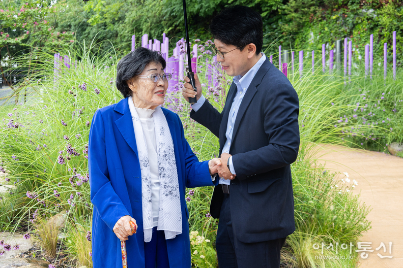 김병민 서울시 정무부시장이 13일(수) 이용수 할머니와 함께 지난 7월 재조성된 ‘기억의 터’를 둘러보고 있다.