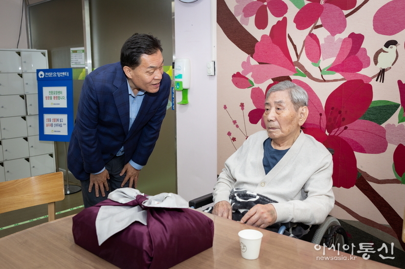 이재준 시장이 오성규 애국지사에게 인사하고 있다.