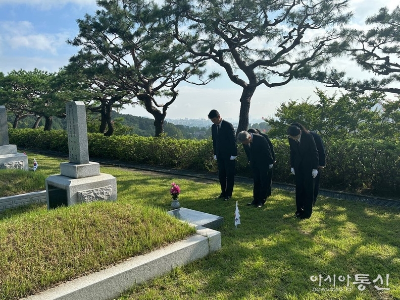 릴레이 참배의 마지막 날인 8.15., 독립유공자 묘역 220호에 안장된 ‘김상길 지사’에게 참배를 드리는 신임 현충원장(윤현주)과 현충과장, 관리과장