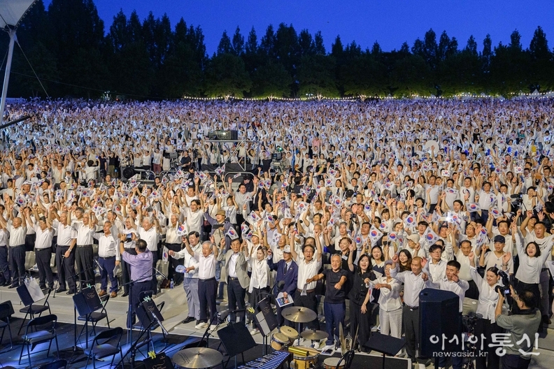 ‘광복 80주년 기념 수원시민 대합창’에 함께한 시민들.