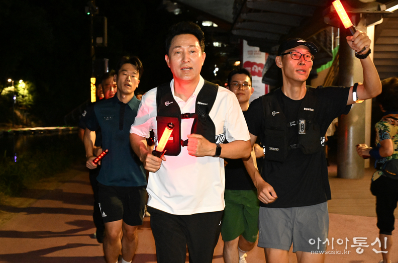 오세훈 서울시장이 21일(목), ‘서울 러닝 순찰대’와 홍제천 일대를 달리며 시민과 시설물의 안전을 점검하고 있다.