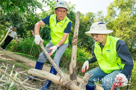 한국영 서울시설공단 이사장(사진왼쪽) 생태환경 봉사활동 참여 사진