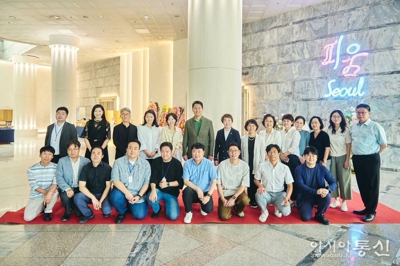서울시여성가족재단 직원과 단체사진(뒷줄 왼쪽에서 일곱 번째 신동원 부위원장)