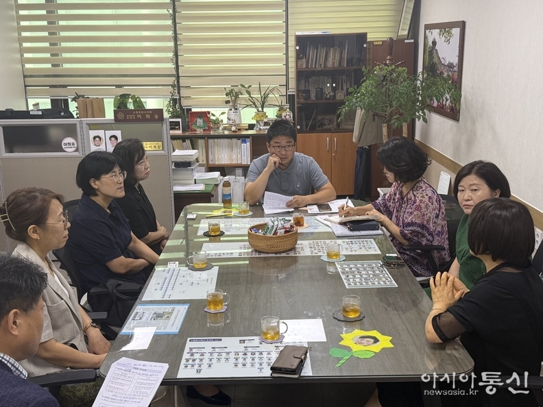 수원특례시의회 이희승 보건복지위원장이 간담회를 열고 다함께돌봄센터 운영 현안과 개선 방안을 논의 하고 있다