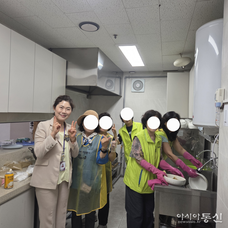 구미경의원(베이지자켓)이 행사에 참석하여 봉사자들과 기념촬영을 하고있다.