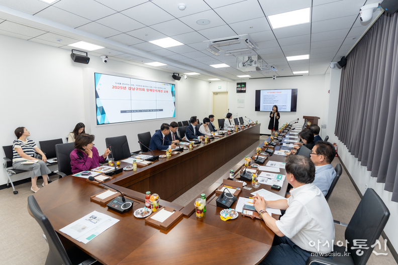 28일 구의회 7층 열린회의실에서 진행된 장애인식개선 교육 현장 전경