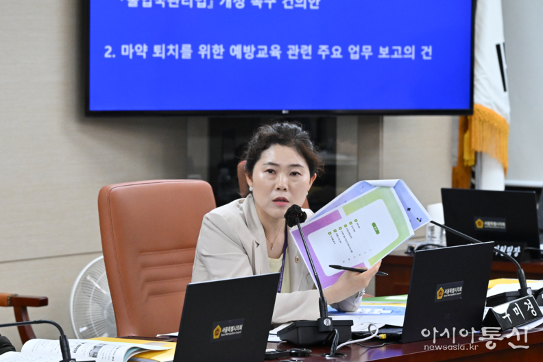 구미경의원이 간담회에 참석하여 발언을 하고 있다