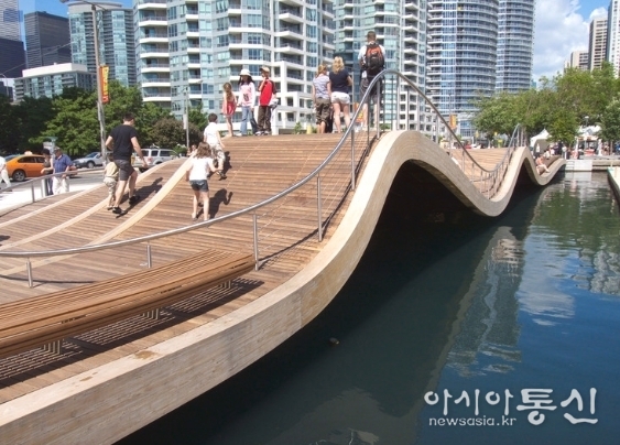 캐나다 토론토의 Wavedeck 프로젝트를 통해 산업 항구가 어떻게 예술적이고 기능적인 모두를 위한 접근 가능한 수변 공간으로 재탄생했는지를 보여준다.