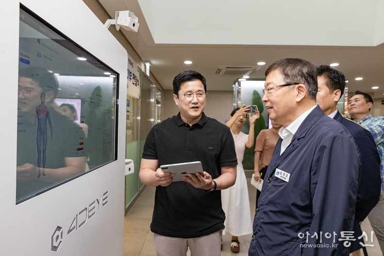 근골격계 검진기 시연하는 모습