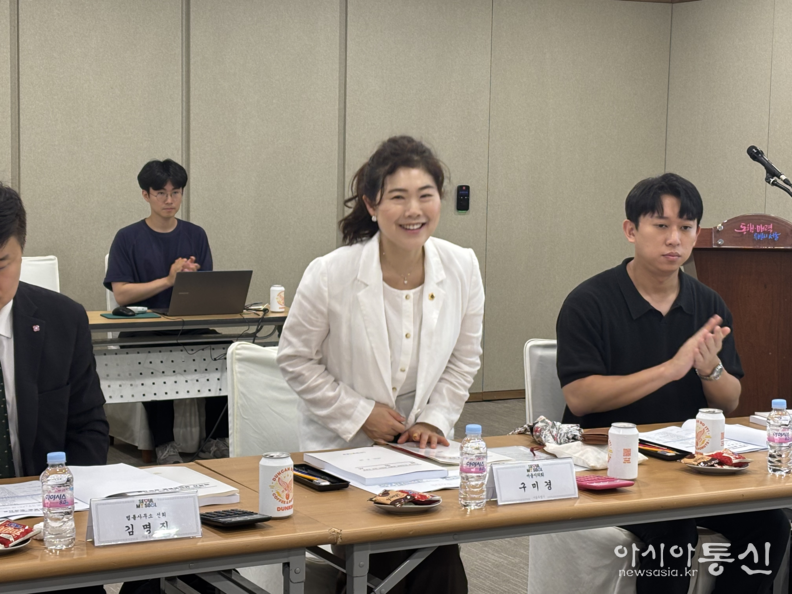 구미경의원이 간담회에 참석하여 인사를 하고있다