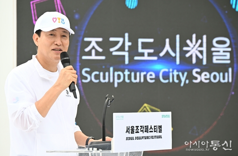 오세훈 서울시장이 1일(월) 뚝섬한강공원에서 열린 제2회 서울조각페스티벌 개막식에서 인사말을 하고 있다.
