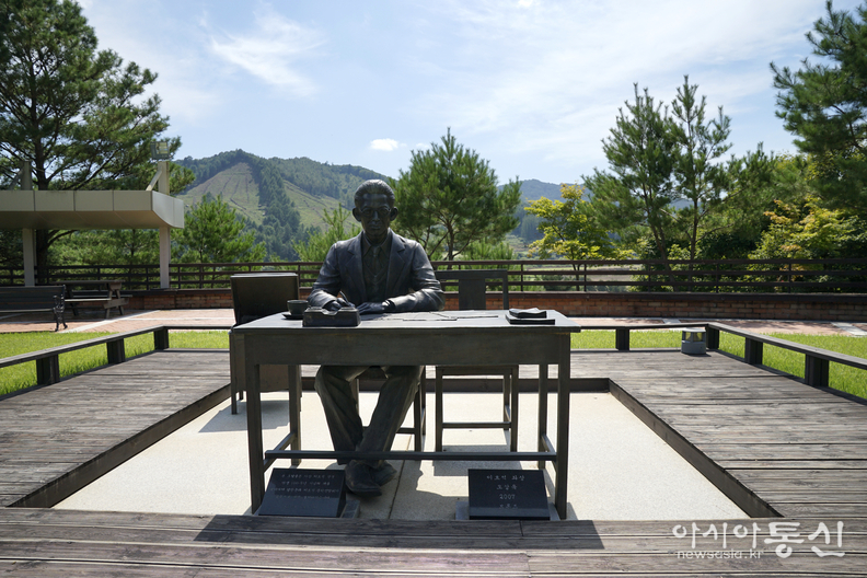 <강원도 평창군 봉평, <strong>"소설 메밀꽃 필 무렵 작가 이효석 선생, 그 삶과 작품을 만나는 봉평 이효석 문학관(이효석 선생 동상)"</strong>> 김광부 기자