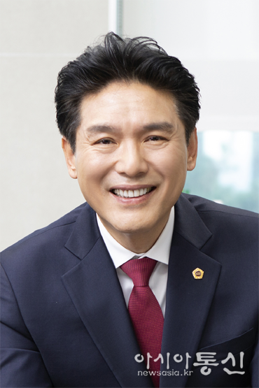 서울특별시의회 도시계획균형위원회 위원장<br>
김 길 영 (국민의힘, 강남 제6선거구)