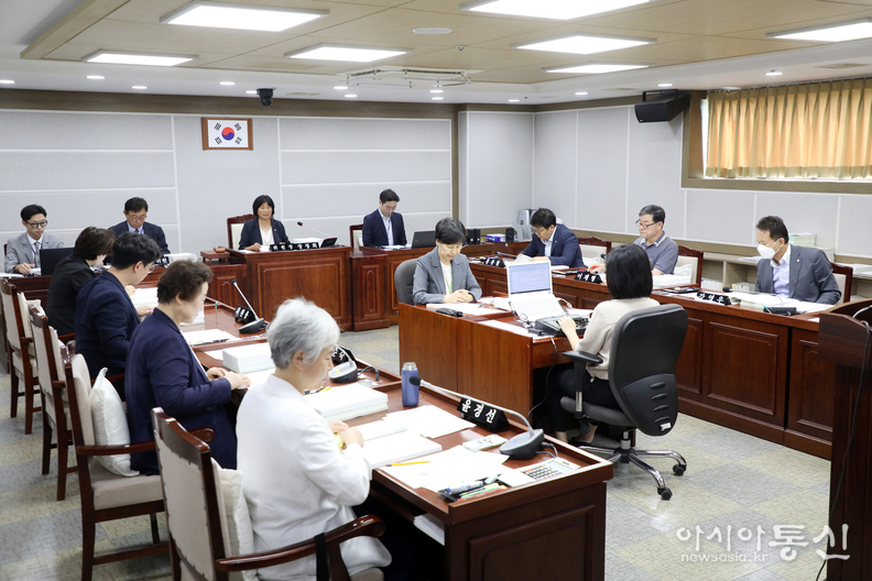 수원특례시의회 기획경제위원회(위원장 장정희) 안건 심사
