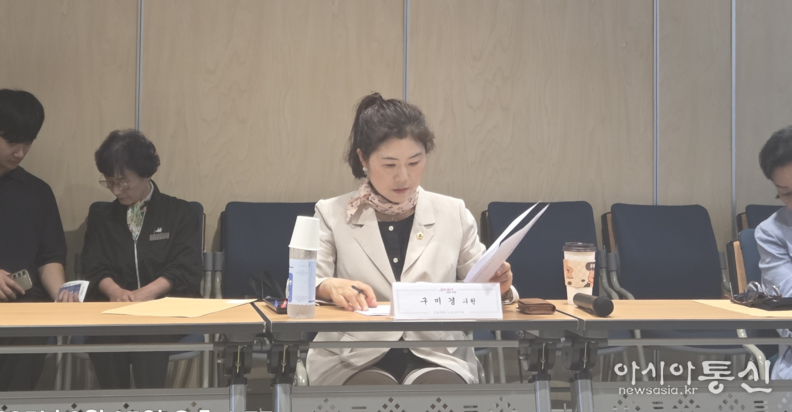 구미경 의원이 서울시노동자복지관에 방문하여 업무보고를 받고 있다.