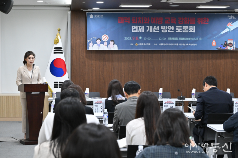 구미경의원(베이지정장)이 토론회에서 사회를 맡고 있다.