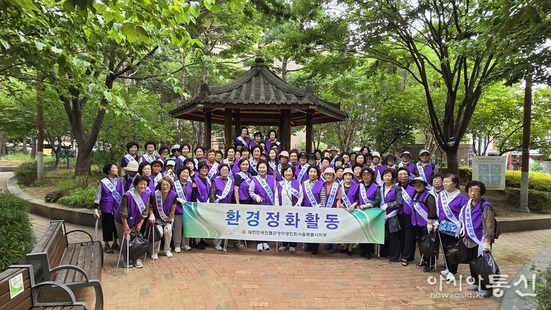 지난 9일 대한민국전몰군경미망인회 서울시지부(지부장 구숙정) 회원들이 마포구 일대 환경정화 봉사활동 후 기념사진을 촬영하는 모습