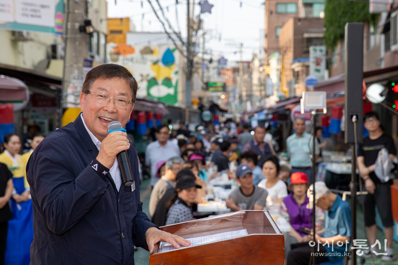면곡시장 축제에서 인사하는 모습