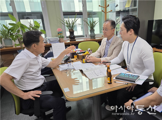교통실 담당부서와 논의하는 남궁역 의원(왼쪽)