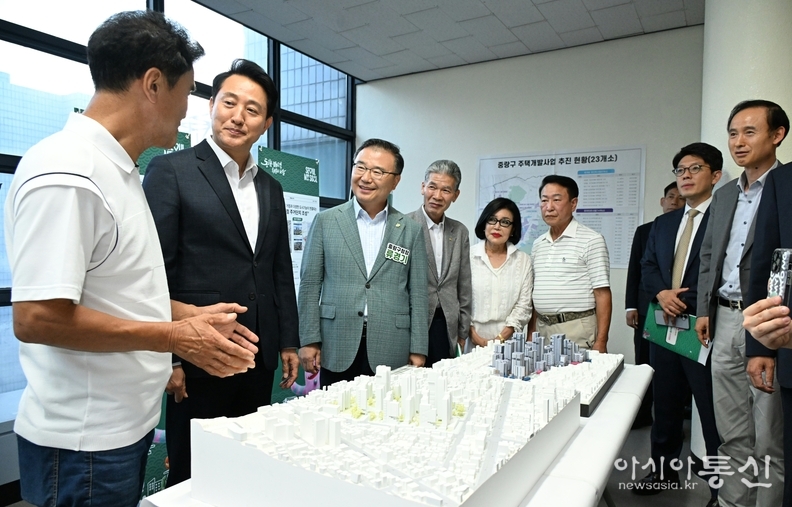 오세훈 서울시장이 11일(목) 중랑구민회관에서 열린 '대시민 정비사업 아카데미'에서 중랑구 면목동 일대 정비사업에 대한 설명을 청취하고 있다.