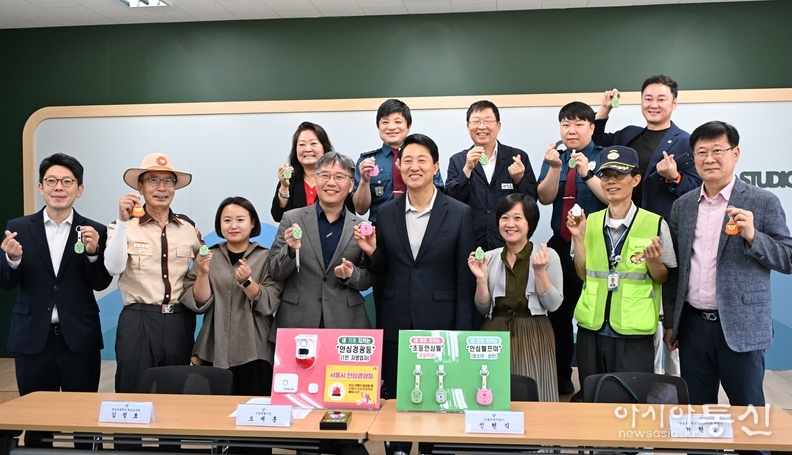 오세훈 서울시장이 12일(금) 오전 광진구 양남초등학교를 방문해 학부모와 경찰, 학교 관계자들과 함께 학생 안전 대책 간담회를 갖고 기념촬영하고 있다.