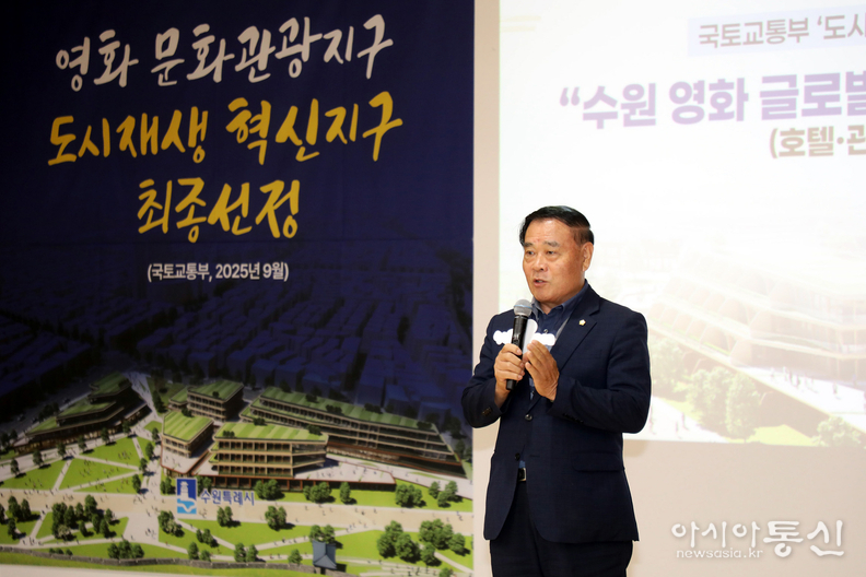 수원특례시의회 이재식의장이 영화동행정복지센터 새빛만남’에 참석해 인사말을 하고 있다