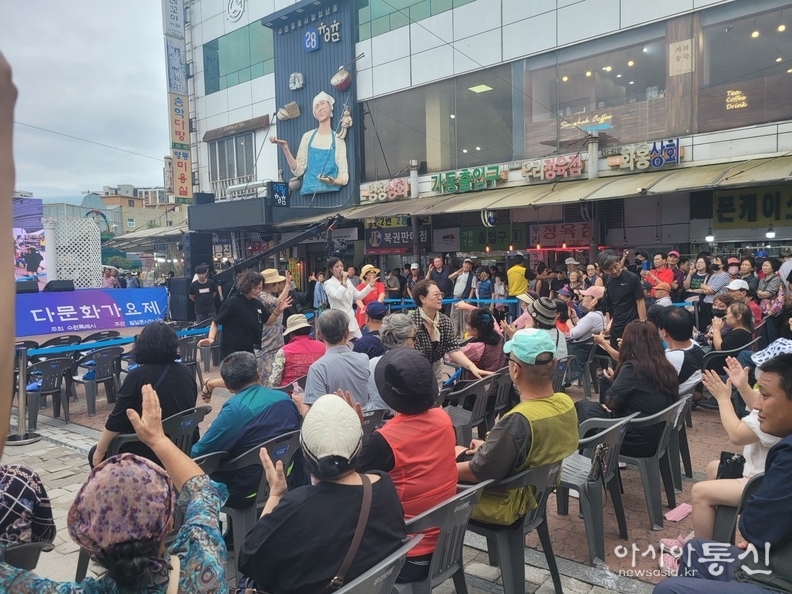 팔달문시장 다문화가요제’에 초대된 가수들이 노래를 하고 있다