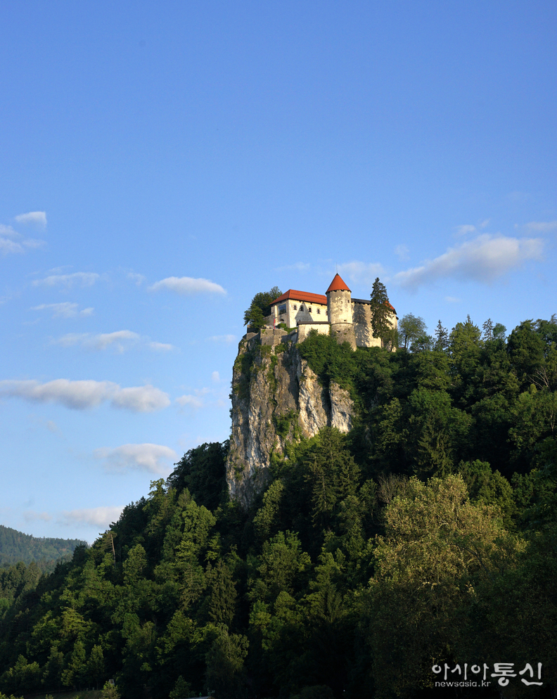<발칸반도 슬로베니아 블레드(Bled), <strong>"'알프스의 눈동자', '율리안 알프스의 보석', '알프스의 진주', 등으로 불리는 블레드는 슬로베니아 북서부에 위치한 도시로 슬로베니아 대표적인 관광지(새벽의 블레드 성)."</strong>> 김광부 기자.