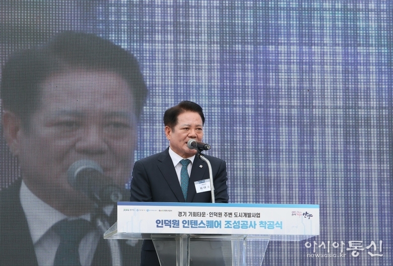 최대호 안양시장이 인덕원 인텐스퀘어 착공식에서 인사말을 하고 있다