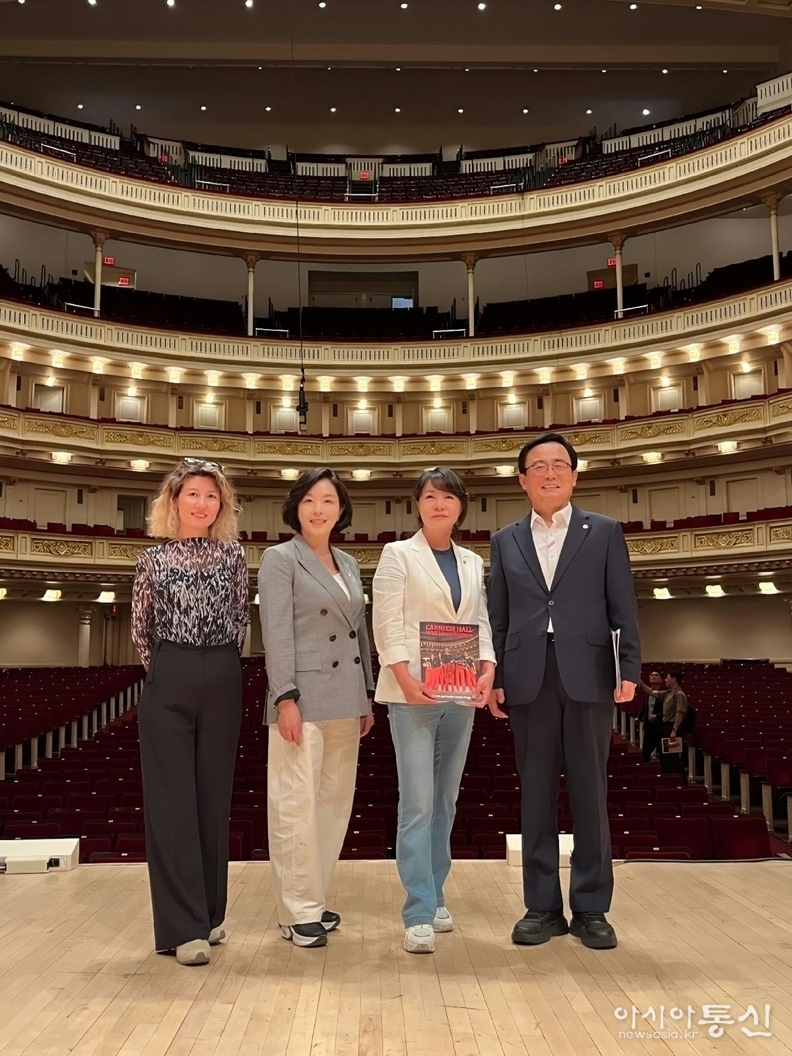 카네기홀 공연장, 왼쪽부터 아이수루 부위원장, 김경 위원장, 김혜영 위원, 김형재 위원