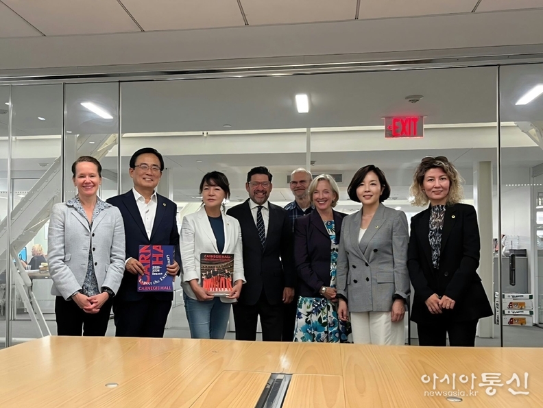 카네기홀 회의실, 왼쪽부터 사라 교육팀장, 김형재 위원, 김혜영 위원, 데이비드 정부협력이사, 스미스 기술팀장, 수잔 개발팀장, 김경 위원장, 아이수루 부위원장