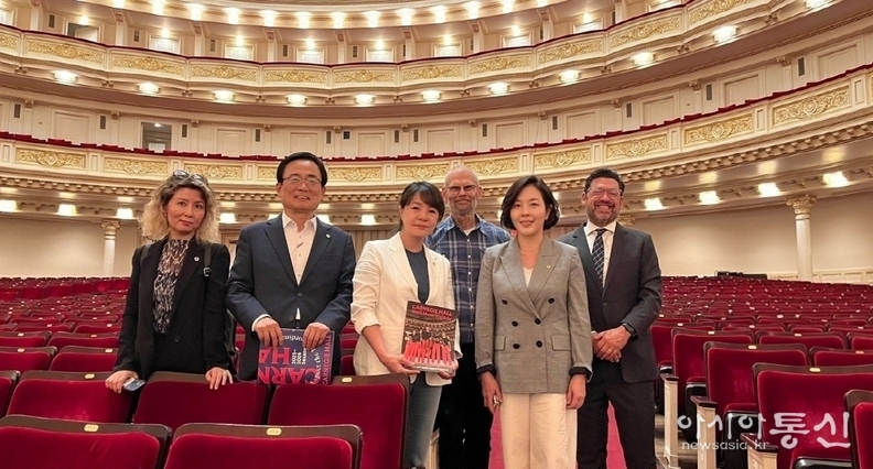 카네기홀 공연장 관객석, 왼쪽부터 아이수루 부위원장, 김형재 위원, 김혜영 위원, 스미스 기술팀장, 김경 위원장, 데이비드 정부협력이사