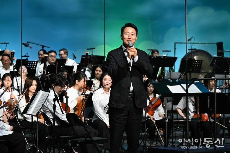 오세훈 서울시장이 20일(토), 북서울꿈의숲 청운답원에서 열린 '서울시향 파크 콘서트’에서 시민들에게 인사하고 있다.