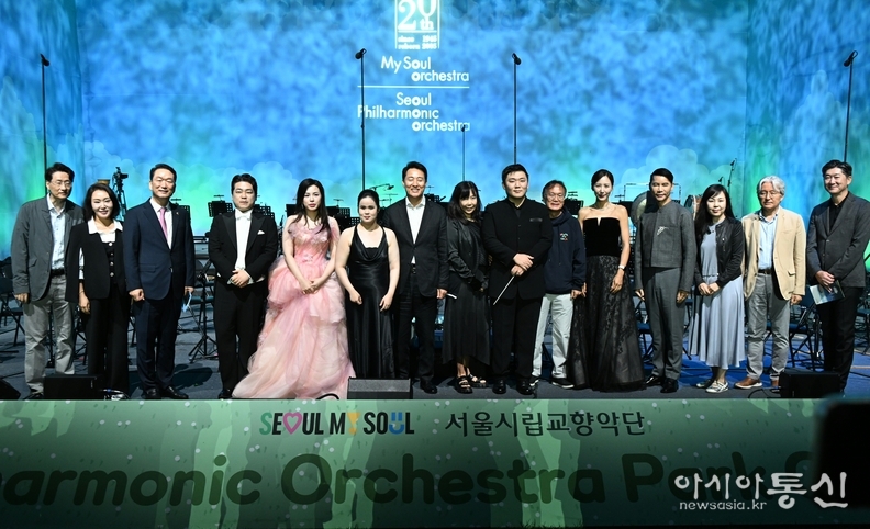 오세훈 서울시장이 20일(토), 북서울꿈의숲 청운답원에서 열린 ‘서울시향 파크 콘서트’에서 서울시향 단원 및 내빈과 기념 촬영하고 있다.