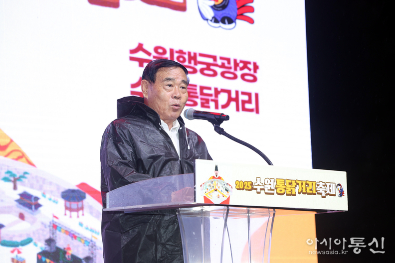 이재식 수원특례시의회 의장이 수원 통닭거리 축제 개막식’에 참석해 인사말을 하고 있다