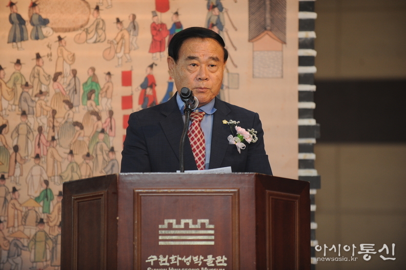 이재식 수원특례시의회 의장이 수원행차 230주년 기념 특별전개막식에서 인사말을 하고 있다