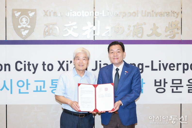 이재준 수원시장(오른쪽)과 시안교통리버풀대학교 시 유민 총장이 협약 후 함께하고 있다