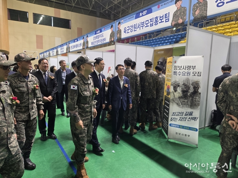 행사 현장을 둘러보는 전종호 청장과 육군 제2군단 관계자들
