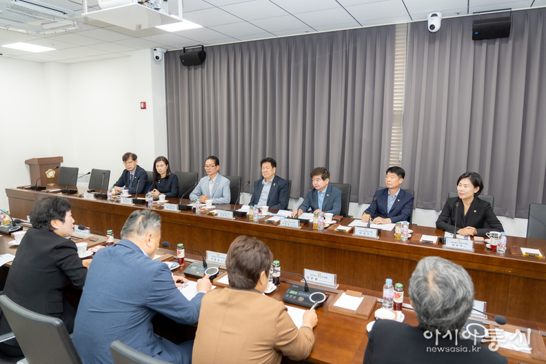 강남구의회 의원들이 진도군의회 의원들과 회의를 하고 있다.<br>
(좌측에서 4번째 이호귀 의장, 3번째 복진경 부의장, 5번째 이동호 운영위원장)