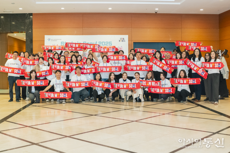 2025 서울 유학박람회 현장에서 참가 관계자 다함께 단체사진