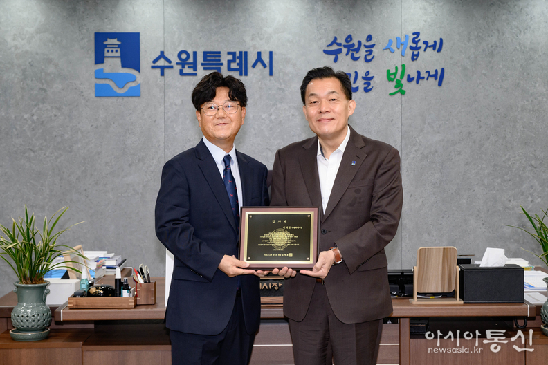 감사패 전달 후 이재준 수원시장(오른쪽)과 임애훈 아리조나한인회장이 기념촬영을 하고 있다.