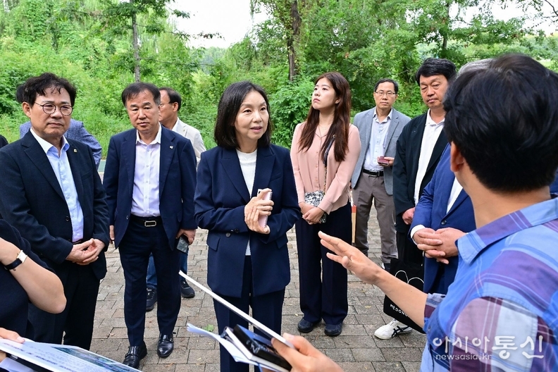 최호정 서울특별시의회 의장 안양천 생태연못 일대 현장 점검.